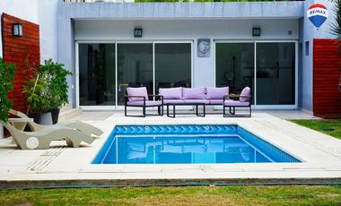 CASA CON PILETA EN LOMAS DE ZAMORA