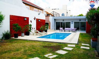 CASA CON PILETA EN LOMAS DE ZAMORA