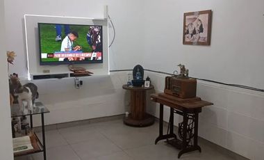 Casa en alquiler de 3 dormitorios c/ cochera en Ituzaingó Norte
