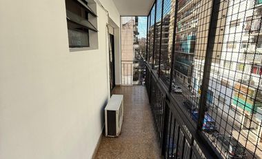 ALQUILER. Departamento 4 ambientes C/ balcón a la calle. Bogotá al 2300. FLORES
