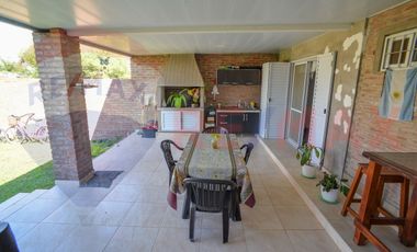 Casa moderna en Praderas. 3 Dormitorios y pileta.