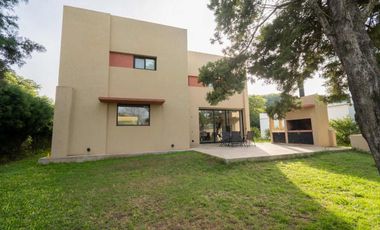 VENTA HERMOSA CASA NUEVA EN LOS MOLINOS