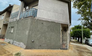 CASA EN VENTA 3 AMB CON COCHERA Y TERRAZA. RAMOS