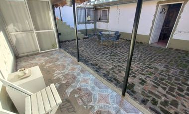 CASA 4 AMB C/ JARDIN, COCHERA, QUINCHO. LLAVALLOL