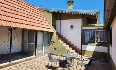 CASA 4 AMB C/ JARDIN, COCHERA, QUINCHO. LLAVALLOL