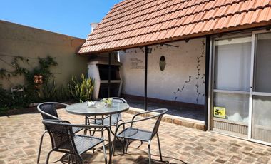 CASA 4 AMB C/ JARDIN, COCHERA, QUINCHO. LLAVALLOL