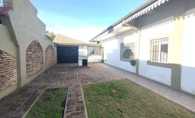 CASA 4 AMB C/ JARDIN, COCHERA, QUINCHO. LLAVALLOL