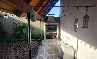 CASA 4 AMB C/ JARDIN, COCHERA, QUINCHO. LLAVALLOL