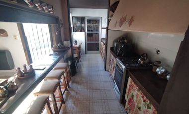 CASA 4 AMB C/ JARDIN, COCHERA, QUINCHO. LLAVALLOL