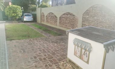 CASA 4 AMB C/ JARDIN, COCHERA, QUINCHO. LLAVALLOL
