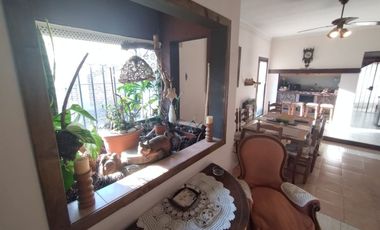 CASA 4 AMB C/ JARDIN, COCHERA, QUINCHO. LLAVALLOL