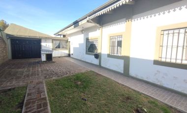 CASA 4 AMB C/ JARDIN, COCHERA, QUINCHO. LLAVALLOL