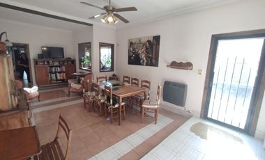 CASA 4 AMB C/ JARDIN, COCHERA, QUINCHO. LLAVALLOL