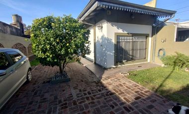 CASA 4 AMB C/ JARDIN, COCHERA, QUINCHO. LLAVALLOL