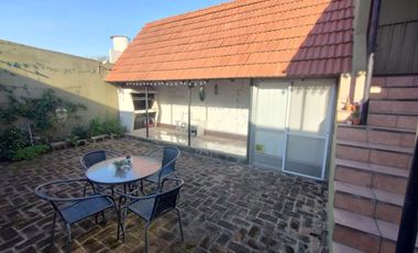 CASA 4 AMB C/ JARDIN, COCHERA, QUINCHO. LLAVALLOL