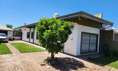 CASA 4 AMB C/ JARDIN, COCHERA, QUINCHO. LLAVALLOL