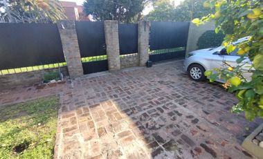 CASA 4 AMB C/ JARDIN, COCHERA, QUINCHO. LLAVALLOL
