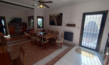 CASA 4 AMB C/ JARDIN, COCHERA, QUINCHO. LLAVALLOL