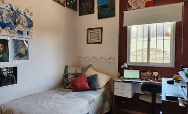 CASA 4 AMB C/ JARDIN, COCHERA, QUINCHO. LLAVALLOL