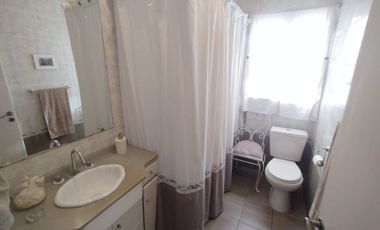 CASA 4 AMB C/ JARDIN, COCHERA, QUINCHO. LLAVALLOL