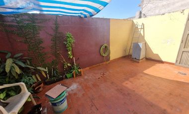 VENTA PH 3 AMB AL FRENTE 2 LOCALES PATIO, LANUS
