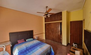 VENTA PH 3 AMB AL FRENTE 2 LOCALES PATIO, LANUS