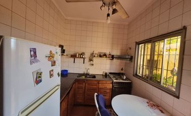 VENTA PH 3 AMB AL FRENTE 2 LOCALES PATIO, LANUS