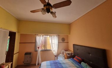 VENTA PH 3 AMB AL FRENTE 2 LOCALES PATIO, LANUS
