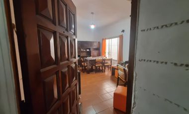VENTA PH 3 AMB AL FRENTE 2 LOCALES PATIO, LANUS