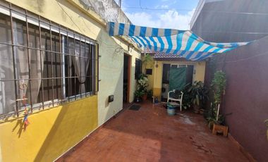 VENTA PH 3 AMB AL FRENTE 2 LOCALES PATIO, LANUS