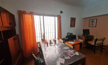 VENTA PH 3 AMB AL FRENTE 2 LOCALES PATIO, LANUS