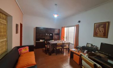 VENTA PH 3 AMB AL FRENTE 2 LOCALES PATIO, LANUS