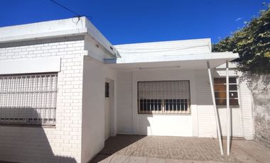 CASA 3 AMBIENTES CON COCHERA ALQUILER LLAVALLOL