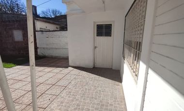 CASA 3 AMBIENTES CON COCHERA ALQUILER LLAVALLOL