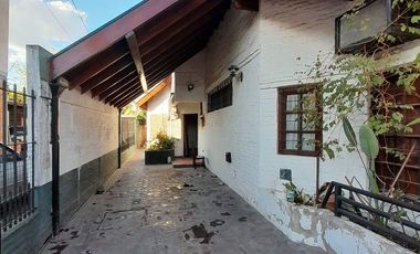 CASA MORENO CON LOCAL AL FRENTE Y CASA AL FONDO