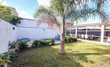 CASA 4 AMBIENTES EN VENTA EN BOSQUES CON PILETA