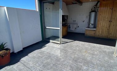 VENTA PH 1er PISO ESC. + LOCAL EN P.B. Y TERRAZA