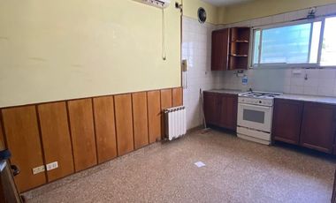 VENTA PH 1er PISO ESC. + LOCAL EN P.B. Y TERRAZA