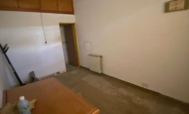 VENTA PH 1er PISO ESC. + LOCAL EN P.B. Y TERRAZA