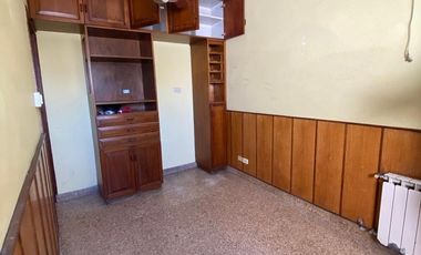 VENTA PH 1er PISO ESC. + LOCAL EN P.B. Y TERRAZA