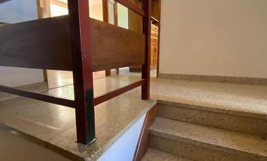 VENTA PH 1er PISO ESC. + LOCAL EN P.B. Y TERRAZA