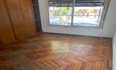 VENTA PH 1er PISO ESC. + LOCAL EN P.B. Y TERRAZA