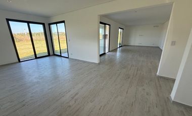 HERMOSA CASA EN VENTA SAN SEBASTIÁN- ÁREA 8