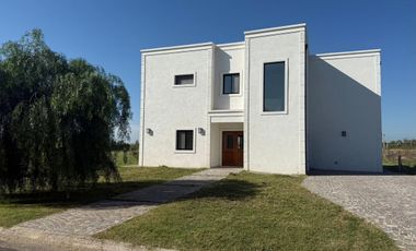 HERMOSA CASA EN VENTA SAN SEBASTIÁN- ÁREA 8