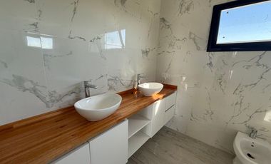 HERMOSA CASA EN VENTA SAN SEBASTIÁN- ÁREA 8