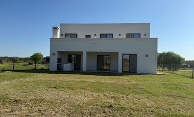 HERMOSA CASA EN VENTA SAN SEBASTIÁN- ÁREA 8