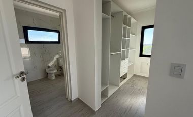 HERMOSA CASA EN VENTA SAN SEBASTIÁN- ÁREA 8
