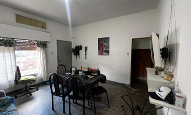 Casa lote propio en venta + monoambiente Lanús