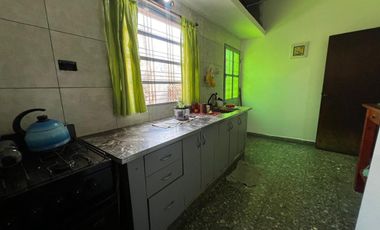Casa lote propio en venta + monoambiente Lanús