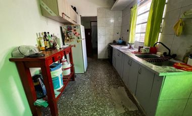Casa lote propio en venta + monoambiente Lanús